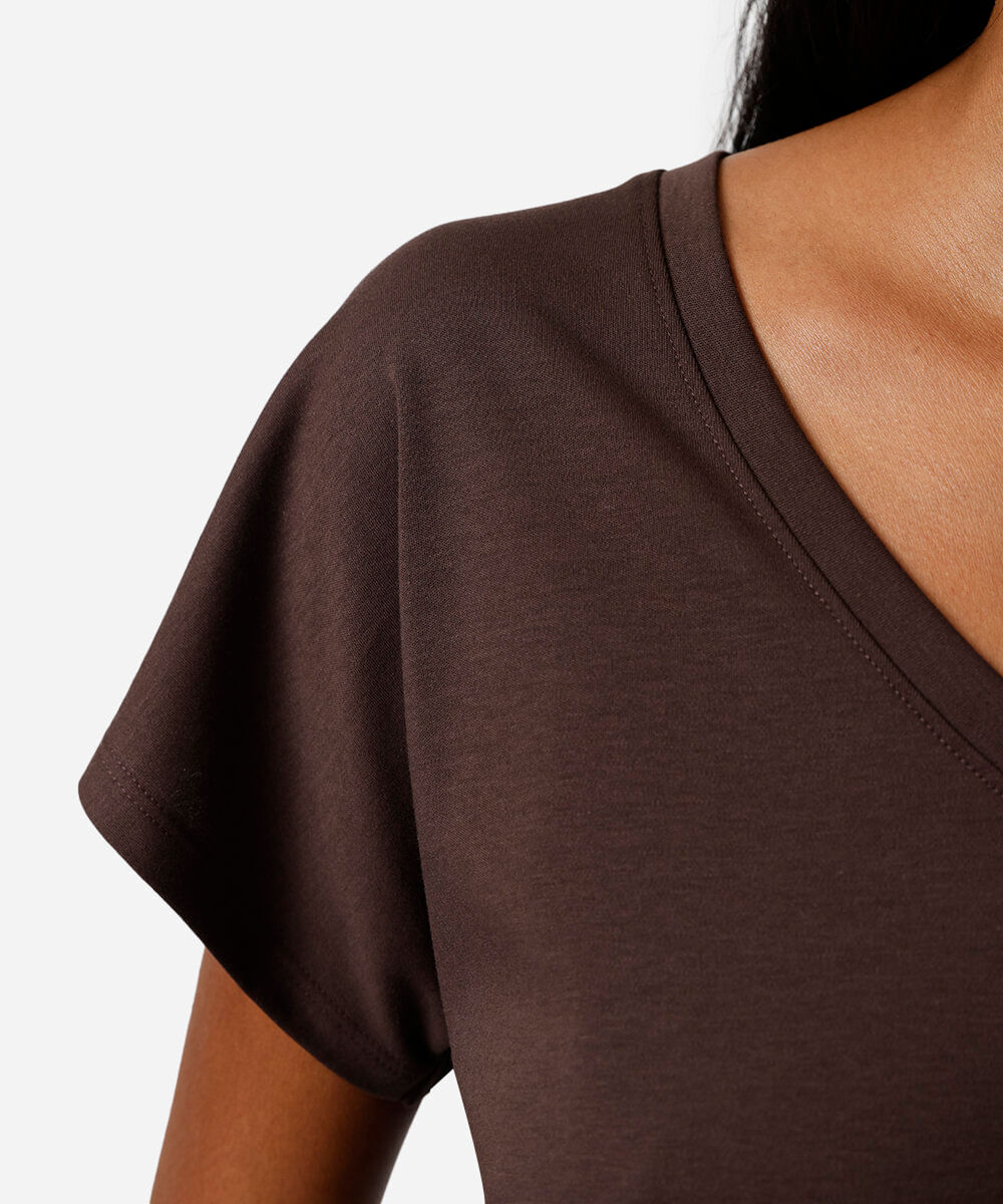 camiseta feminina de algodão peruano decote v marrom
