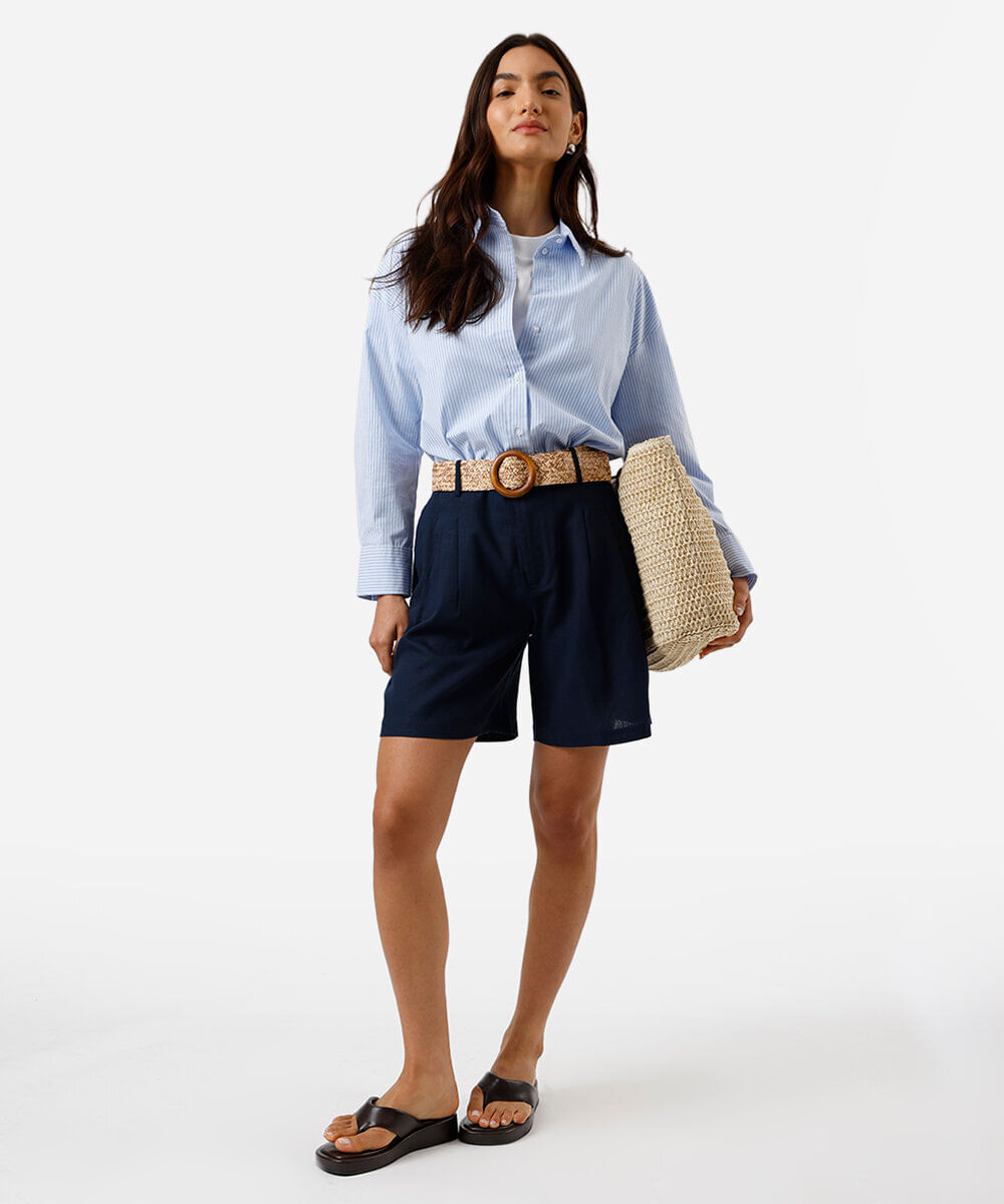 short reto feminino com linho e cinto azul