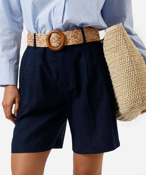 short reto feminino com linho e cinto azul