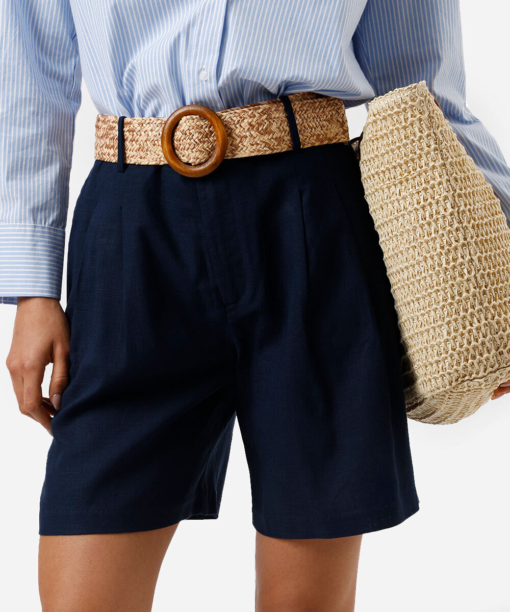 short reto feminino com linho e cinto azul