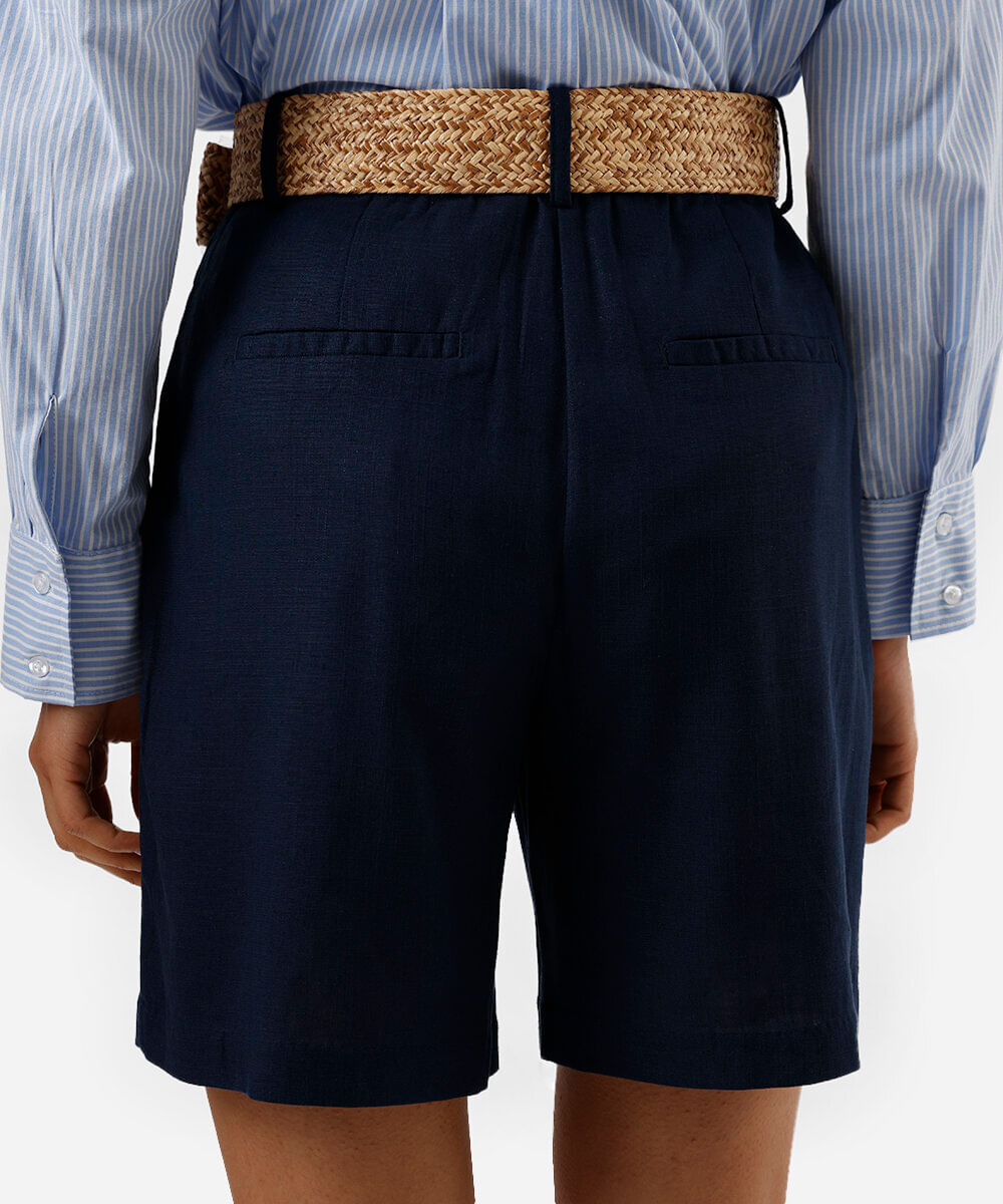 short reto feminino com linho e cinto azul