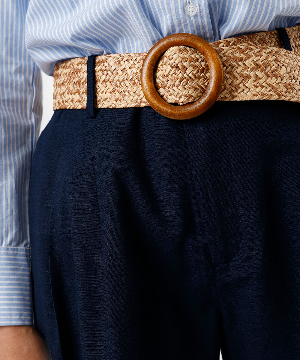 short reto feminino com linho e cinto azul