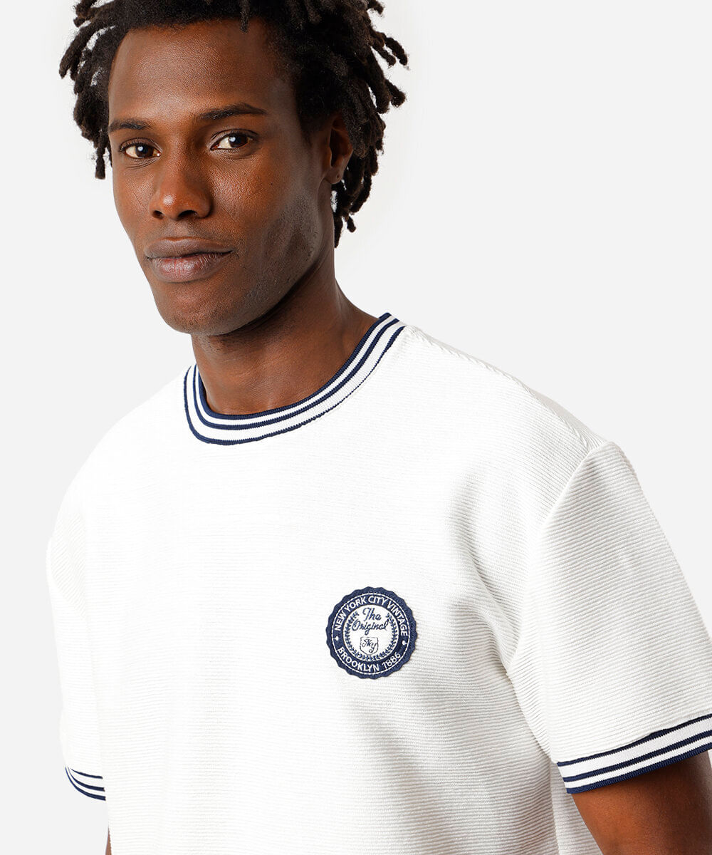 camiseta box fit masculina bordada texturizada  off white