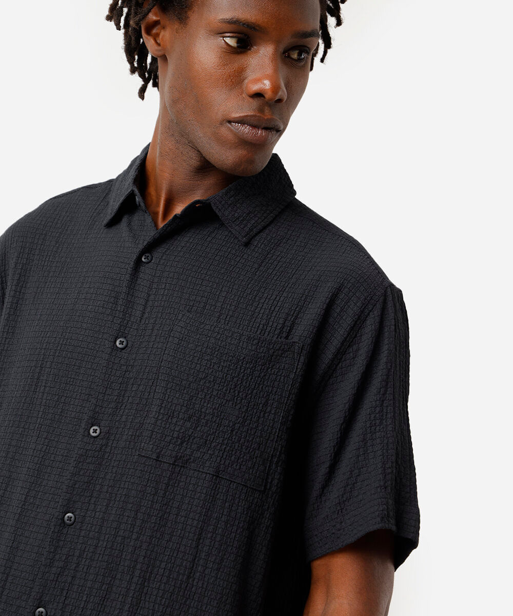 camisa masculina com bolso texturizada preta