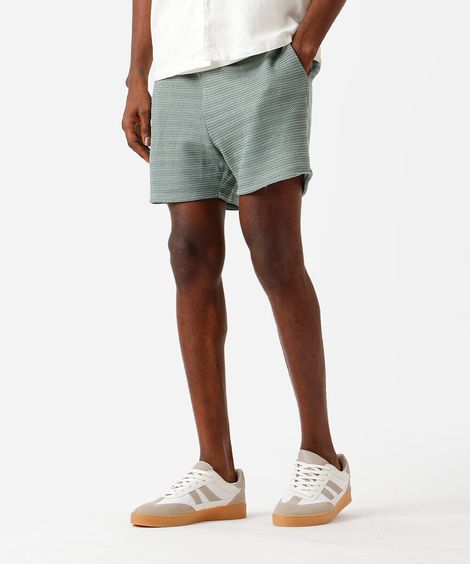 short jogger masculino de crochê texturizado verde