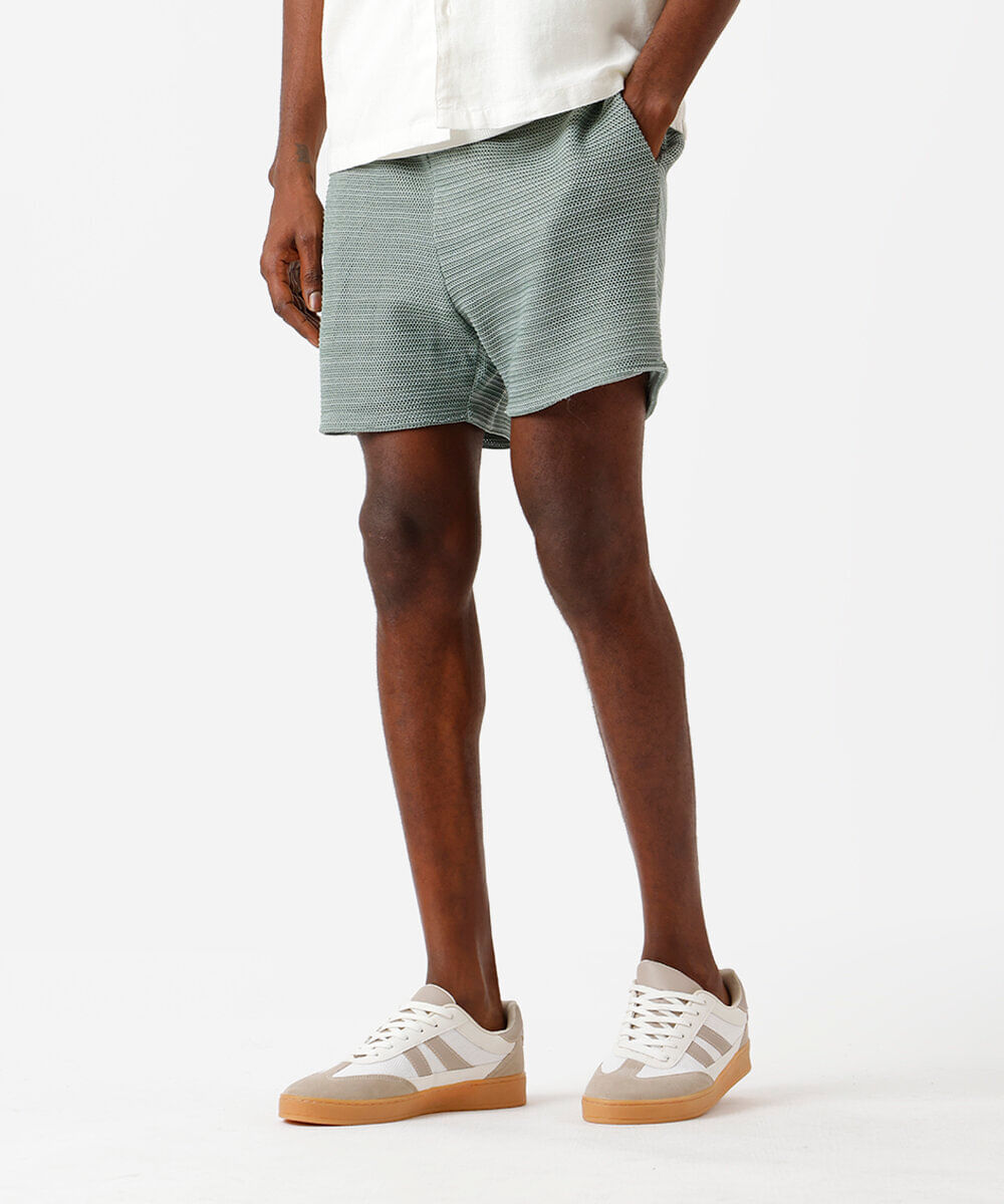 short jogger masculino de crochê texturizado verde