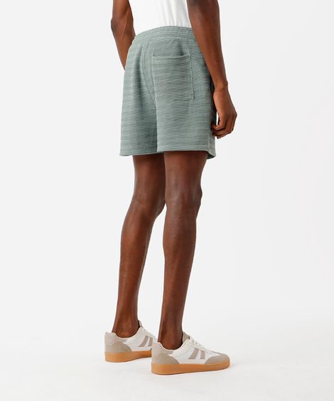 short jogger masculino de crochê texturizado verde