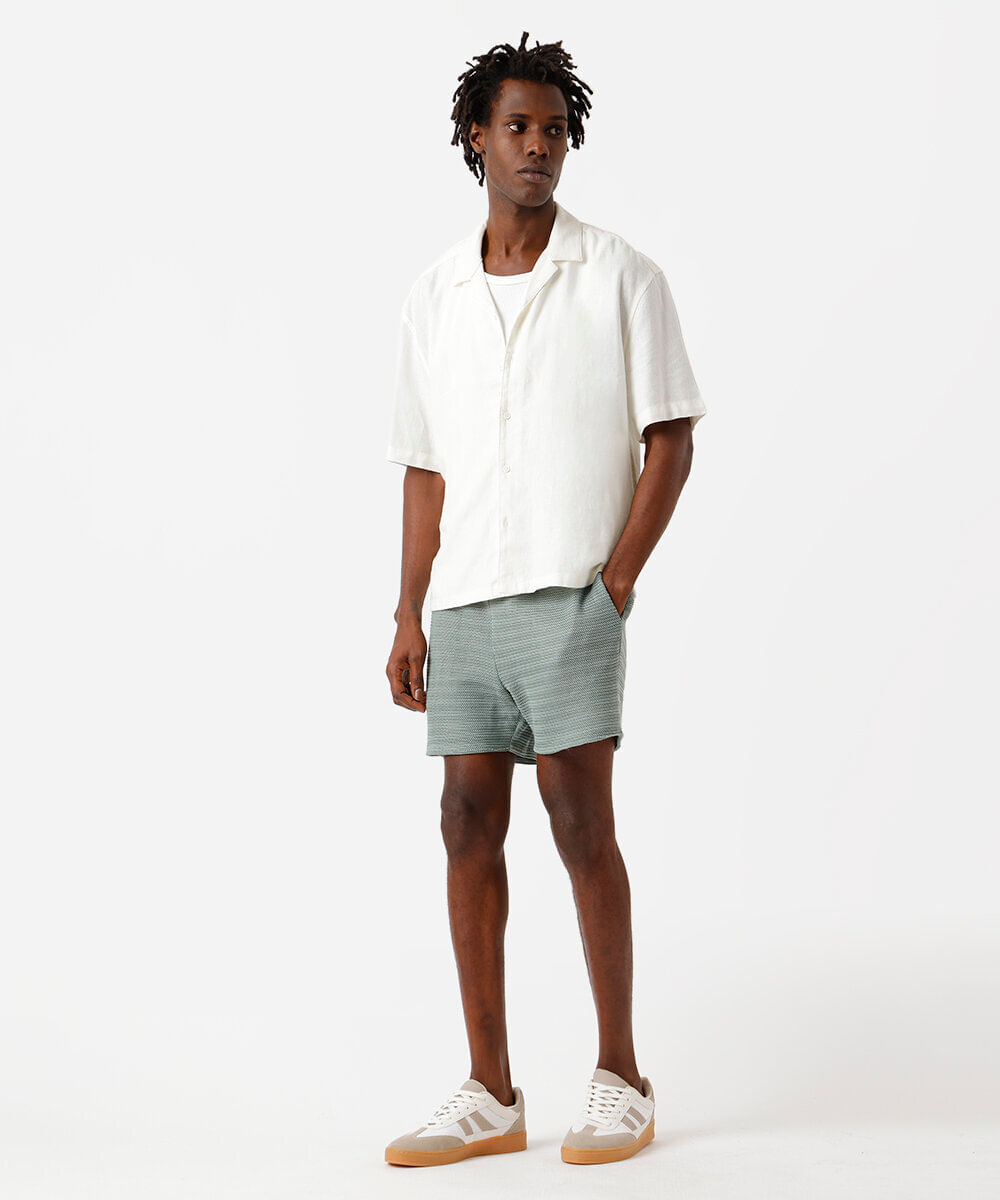 short jogger masculino de crochê texturizado verde