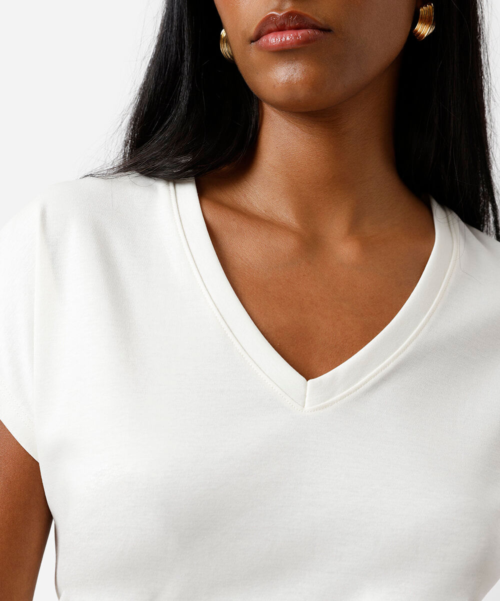 camiseta feminina de algodão peruano decote v off white