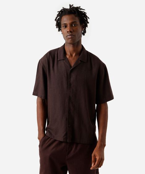 camisa box fit masculina com linho manga curta marrom