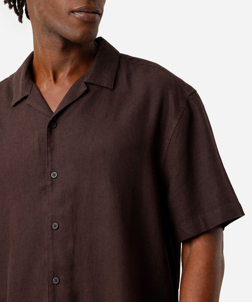 camisa box fit masculina com linho manga curta marrom