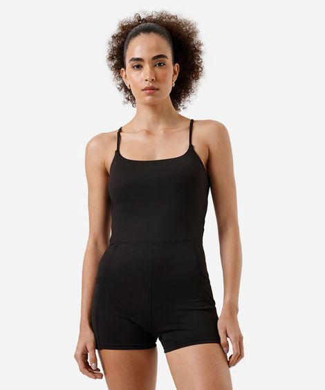 macaquinho feminino esportivo com bolsos preto