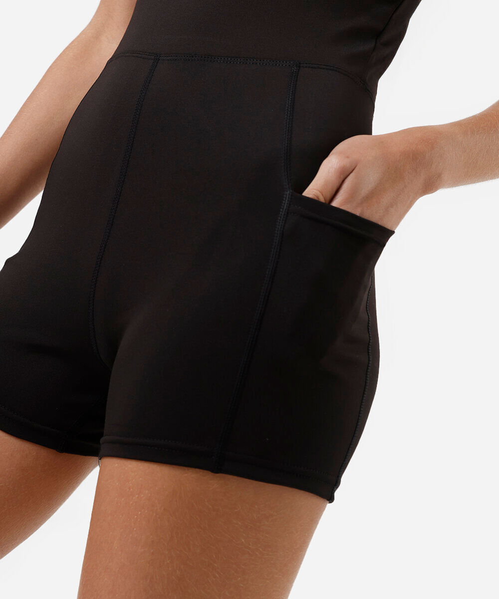 macaquinho feminino esportivo com bolsos preto