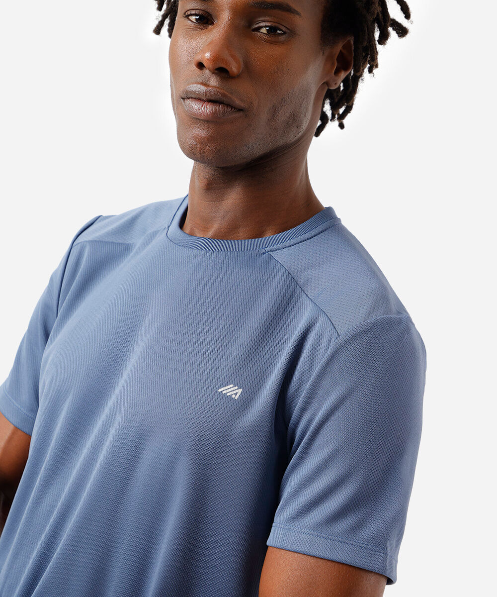 camiseta masculina esportiva com recorte azul