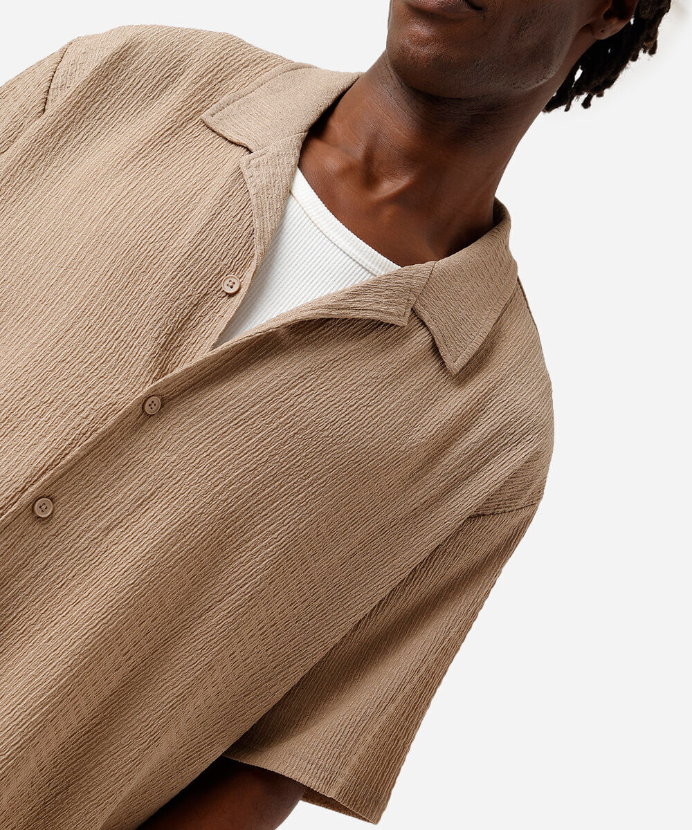 camisa masculina manga curta texturizada bege