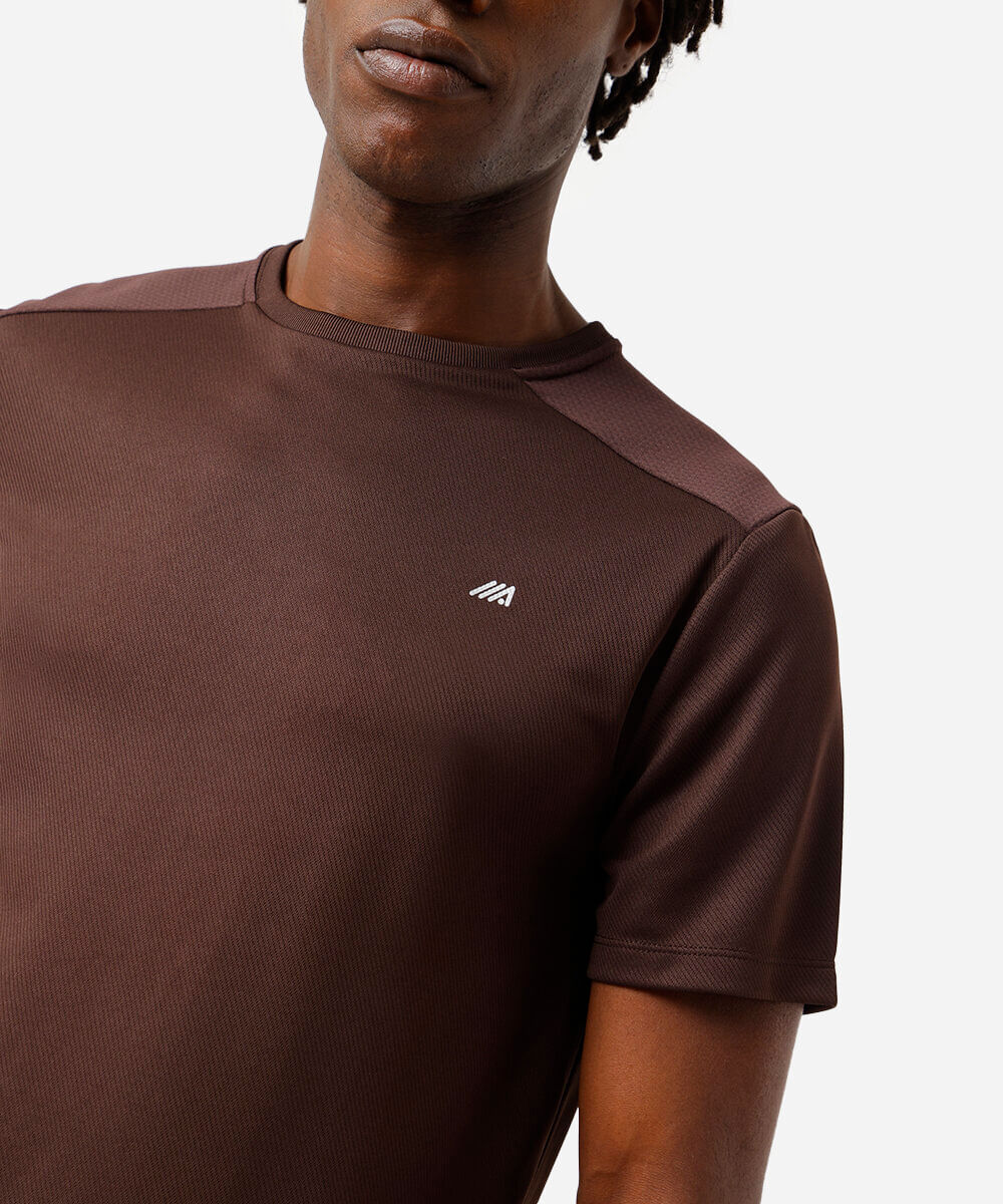 camiseta masculina esportiva com recorte marrom