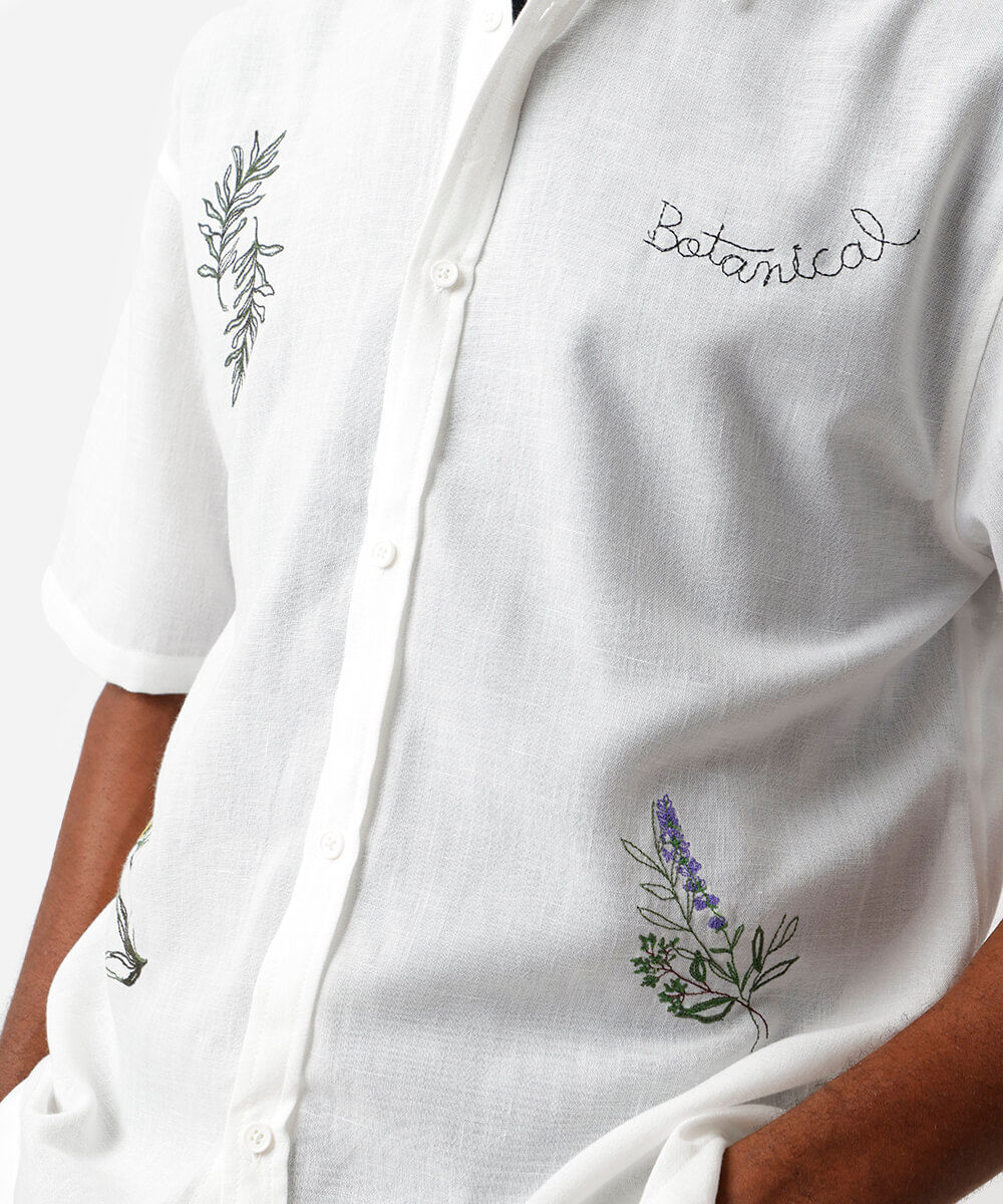 camisa masculina bordado folhagens off white