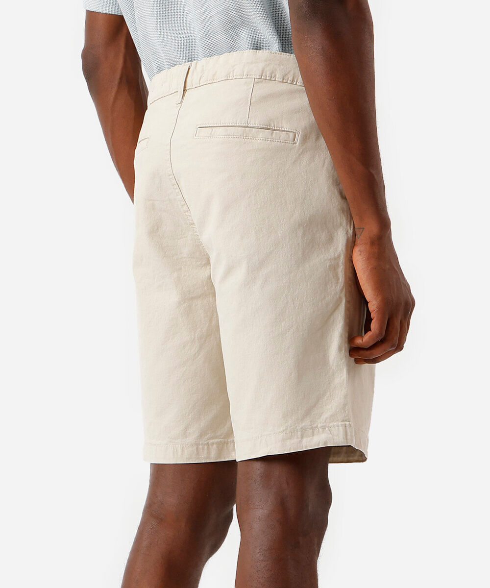 bermuda reta de sarja com bolsos chino bege