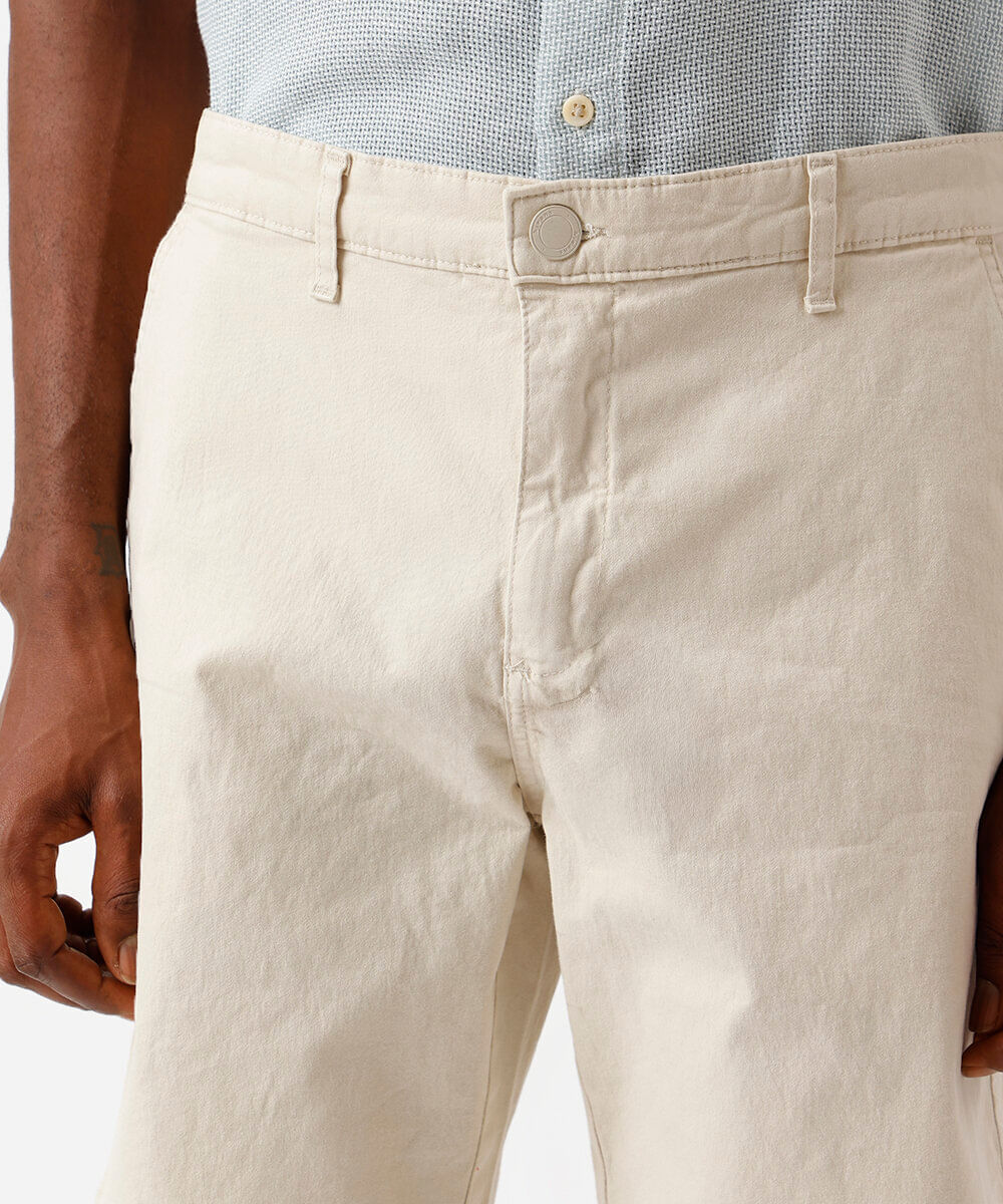 bermuda reta de sarja com bolsos chino bege