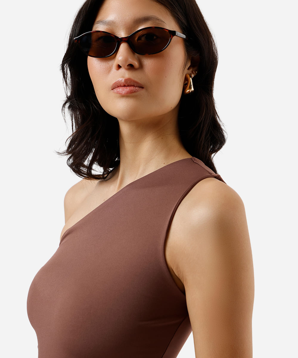 body ombro único feminino com franzidos marrom