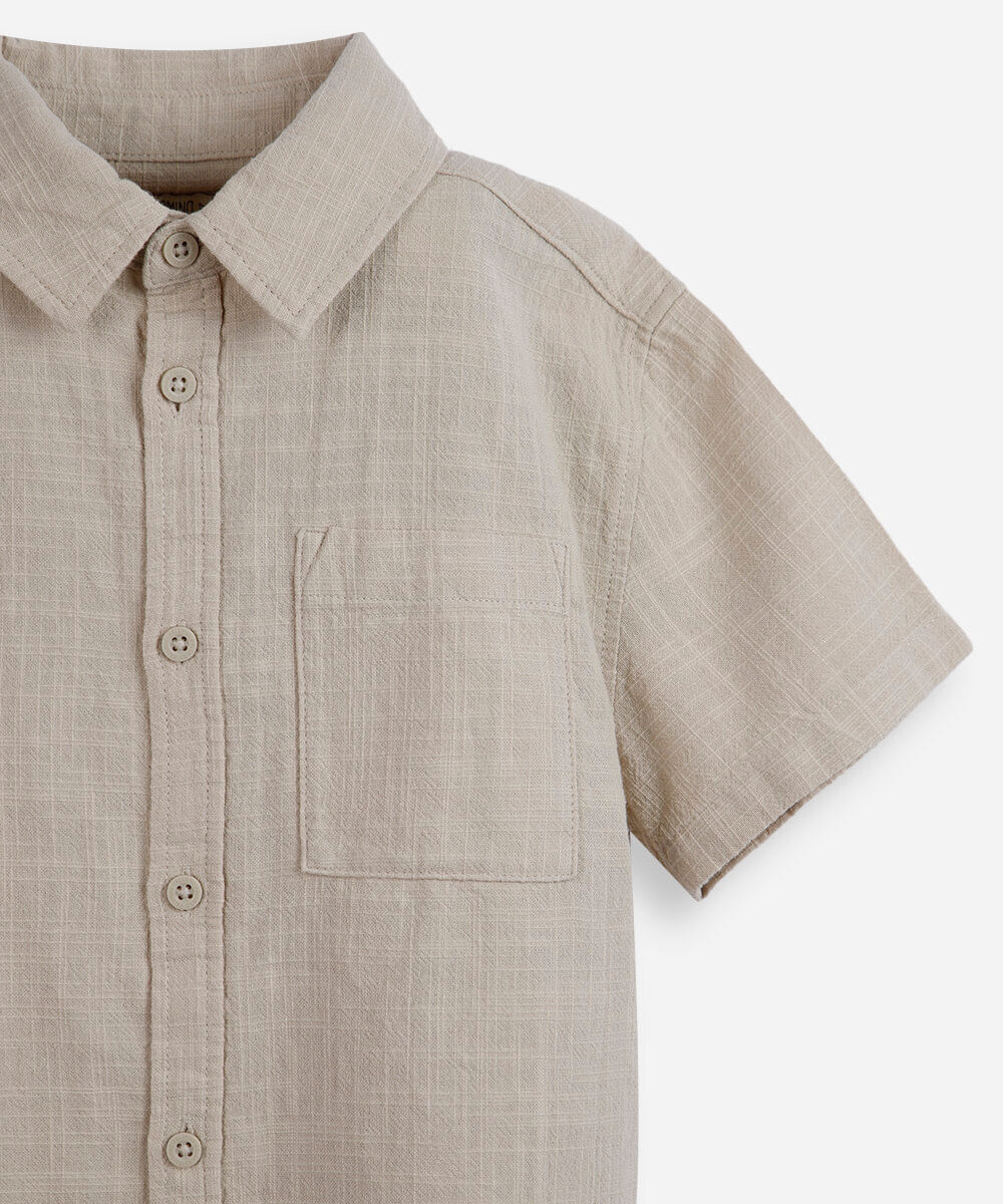 camisa infantil de algodão texturizada com bolso bege