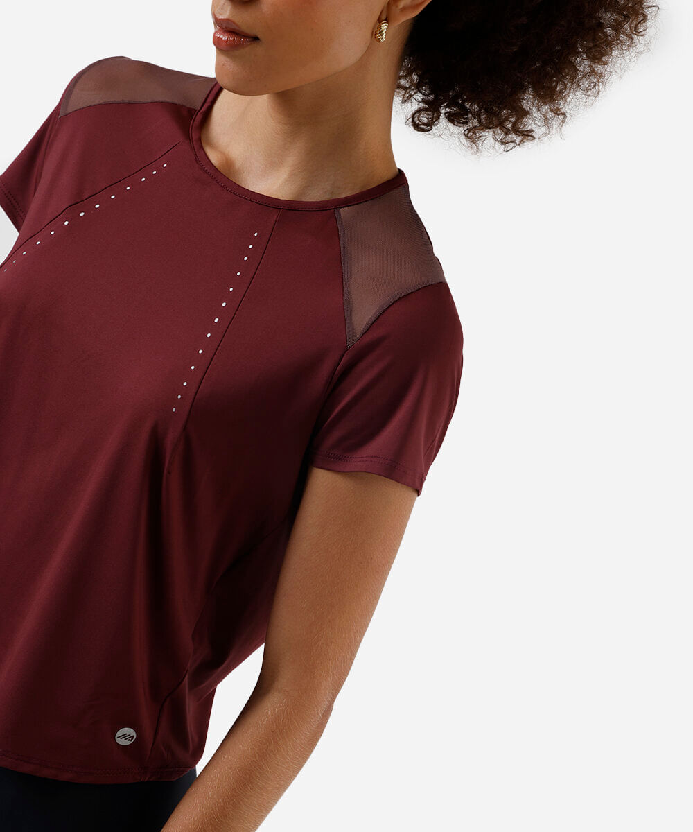 camiseta esportiva feminina com recorte em tule vinho
