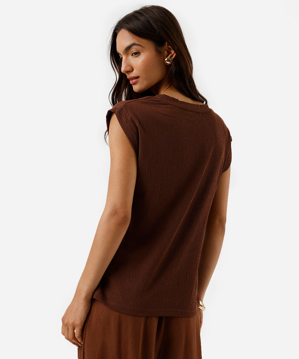 camiseta decote v manga curta texturizada marrom