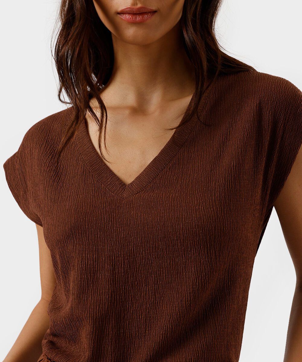 camiseta decote v manga curta texturizada marrom