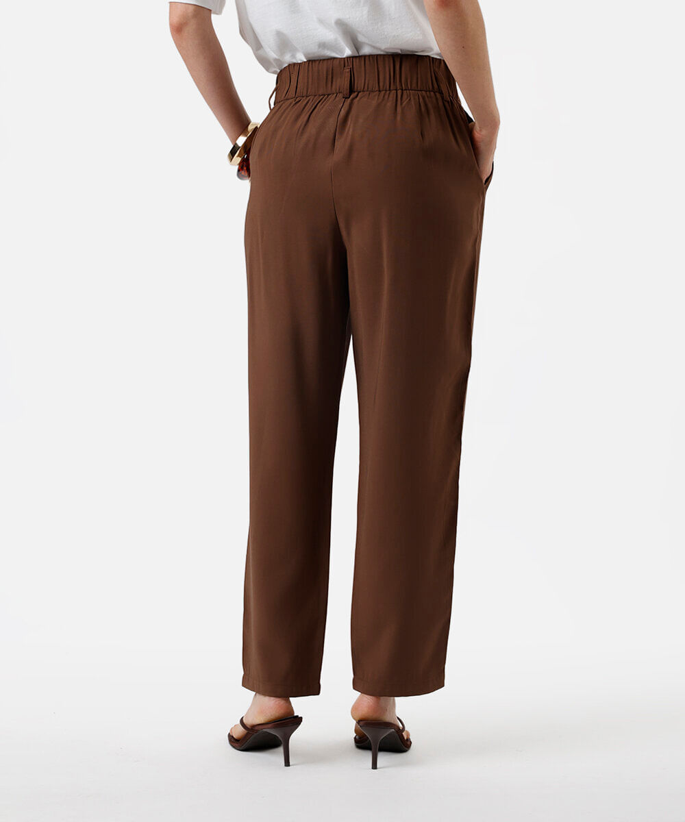 calça reta feminina com viscose e pregas cós elástico marrom