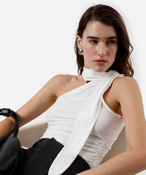 blusa ombro único feminina com lenço franzida off white