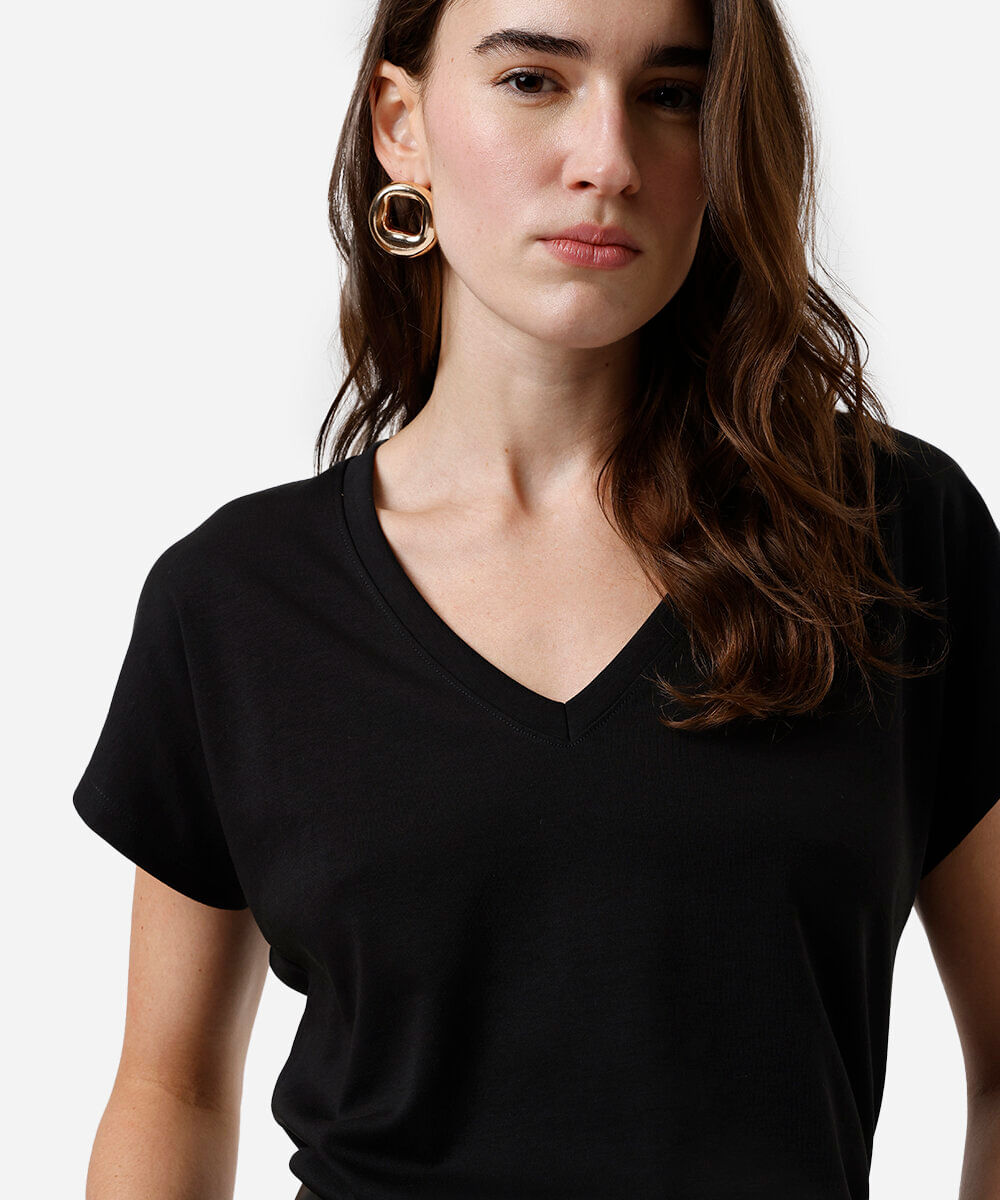 camiseta feminina de algodão peruano decote v preta
