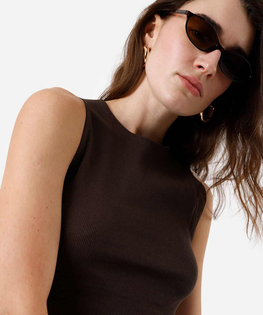 cropped básico feminino de algodão canelado marrom