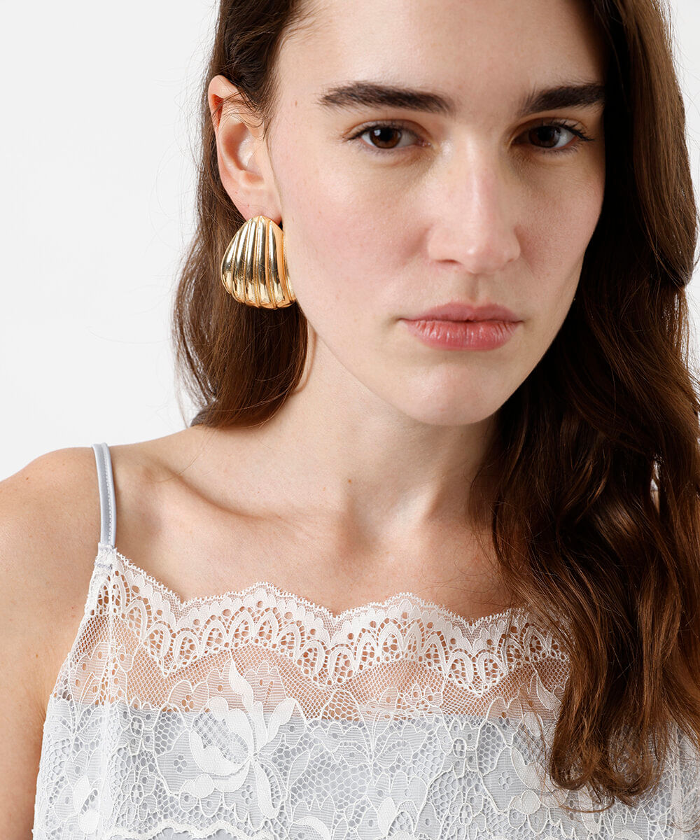 brinco concha canelado dourado