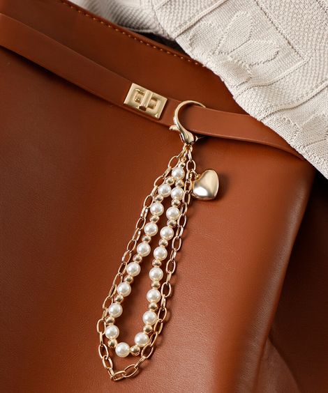 chaveiro bag charm com pérolas e coração dourado