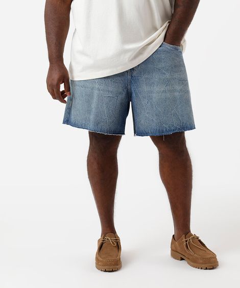 short reto masculino jeans com barra a fio azul