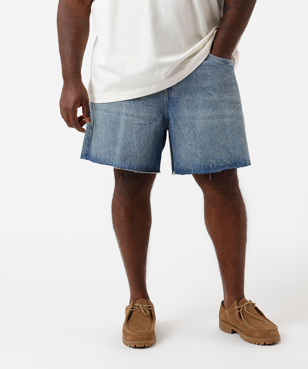 short reto masculino jeans com barra a fio azul