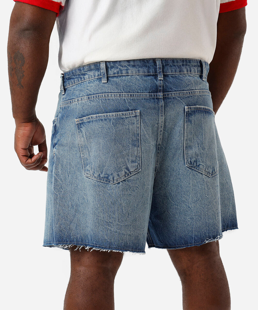 short reto masculino jeans com barra a fio azul
