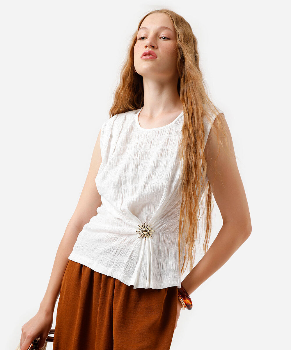 regata feminina texturizada com aviamento off white