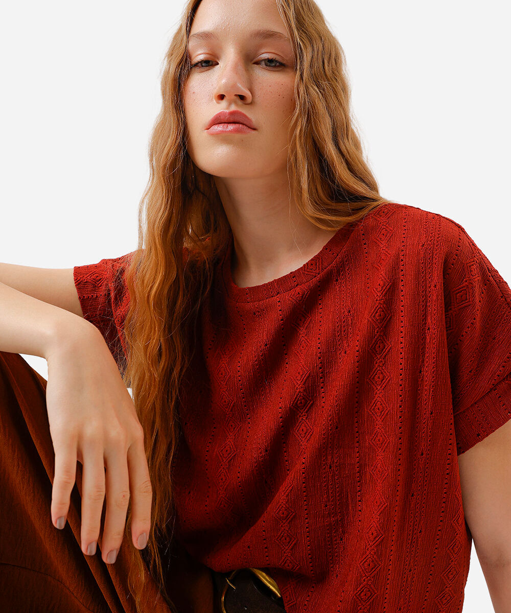 blusa feminina manga curta  texturizada marrom