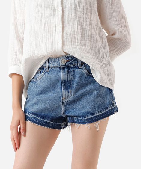 short feminino em jeans com barra desfiada azul