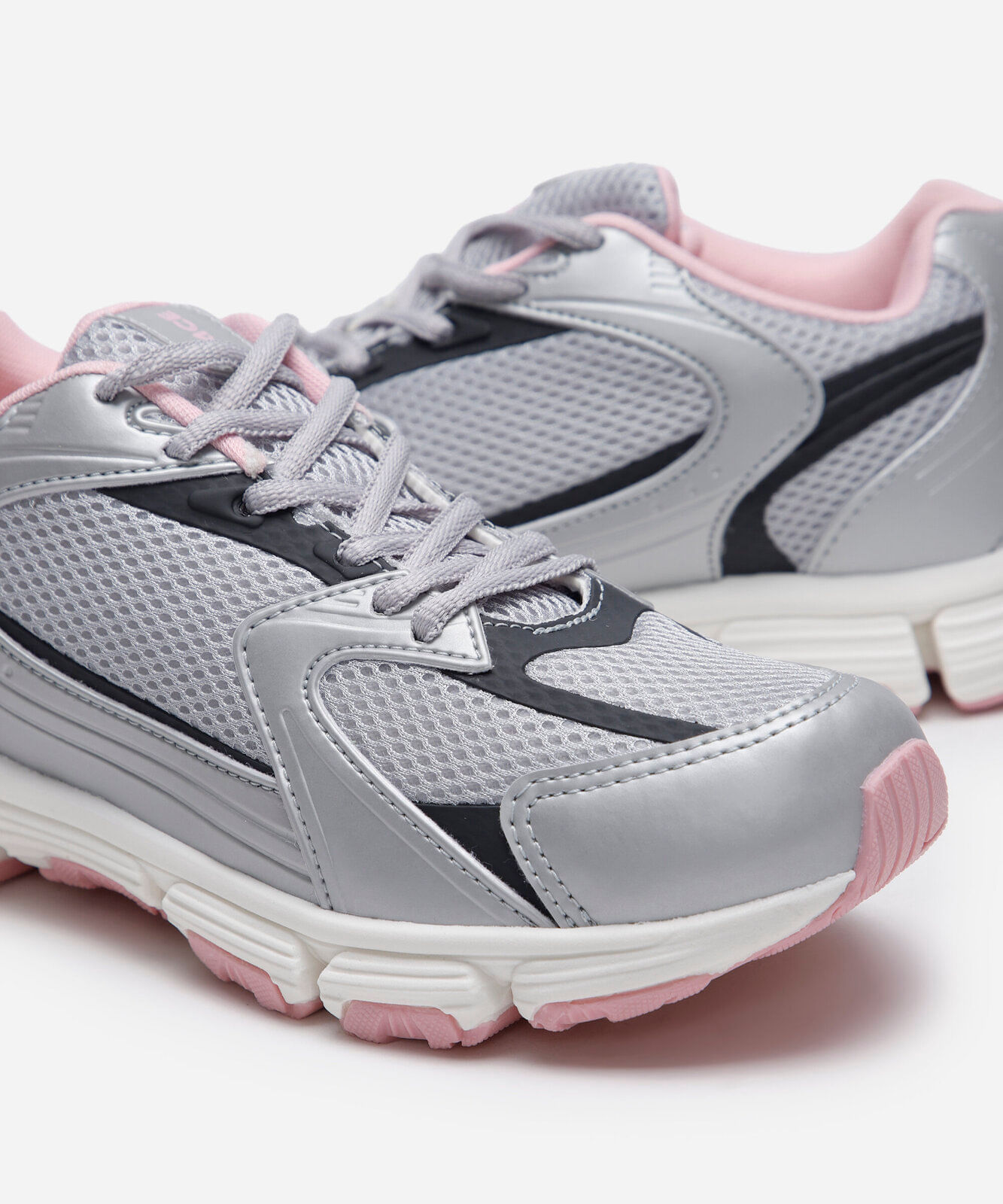 tênis esportivo ace com recortes metalizados colorido