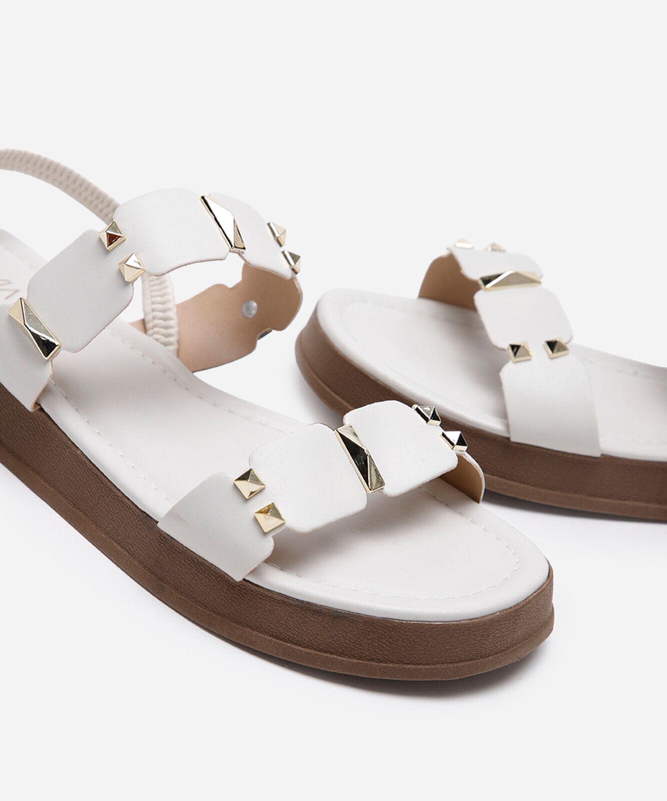 rasteirinha flatform com tachas via uno off white