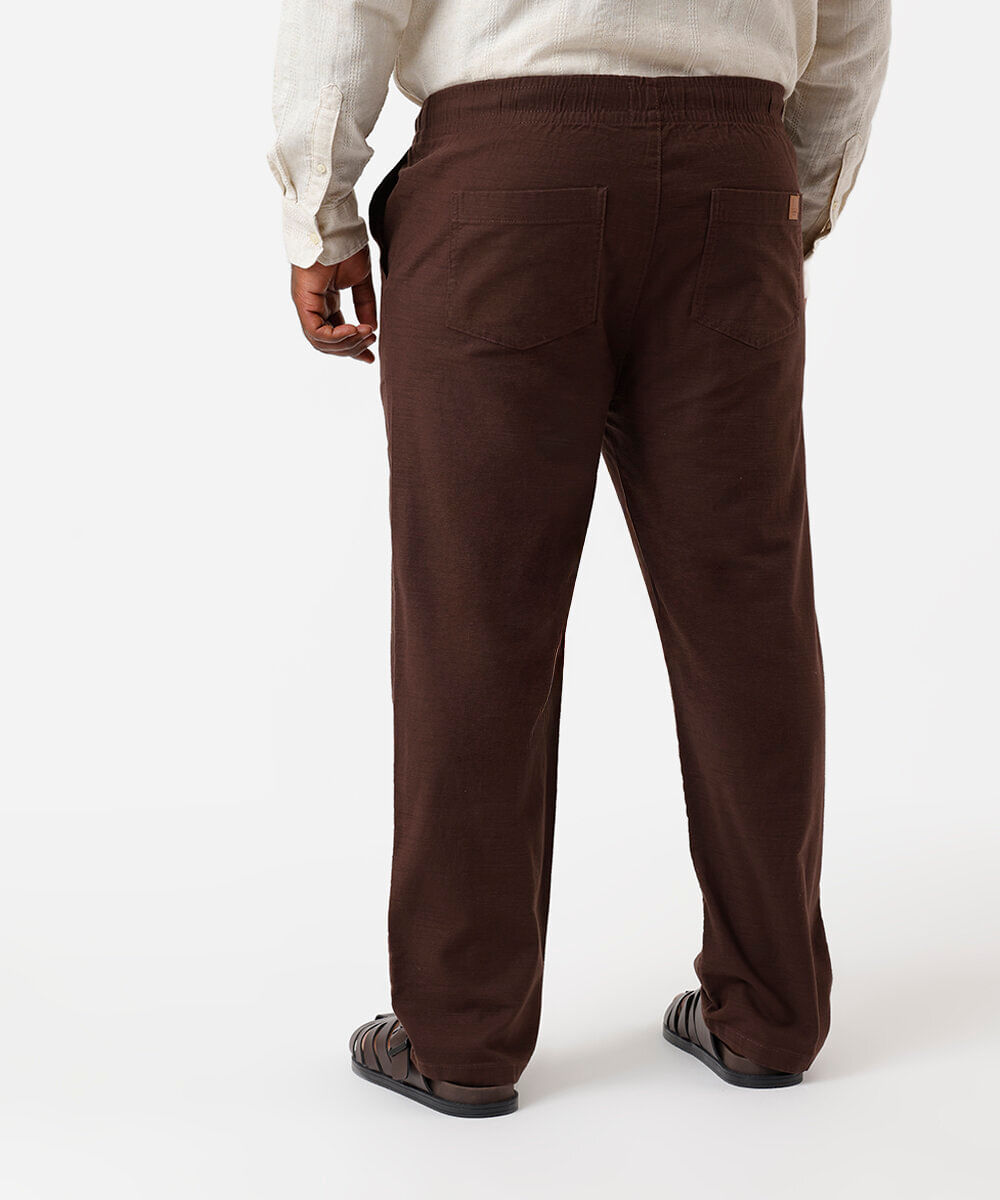calça reta masculina de sarja cós elástico texturizada plus size marrom