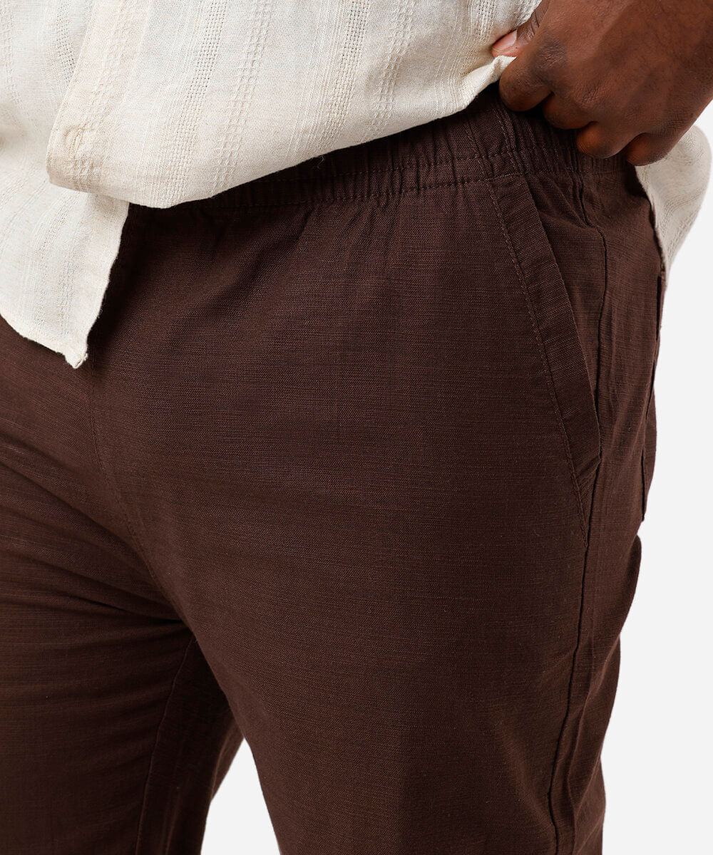 calça reta masculina de sarja cós elástico texturizada plus size marrom