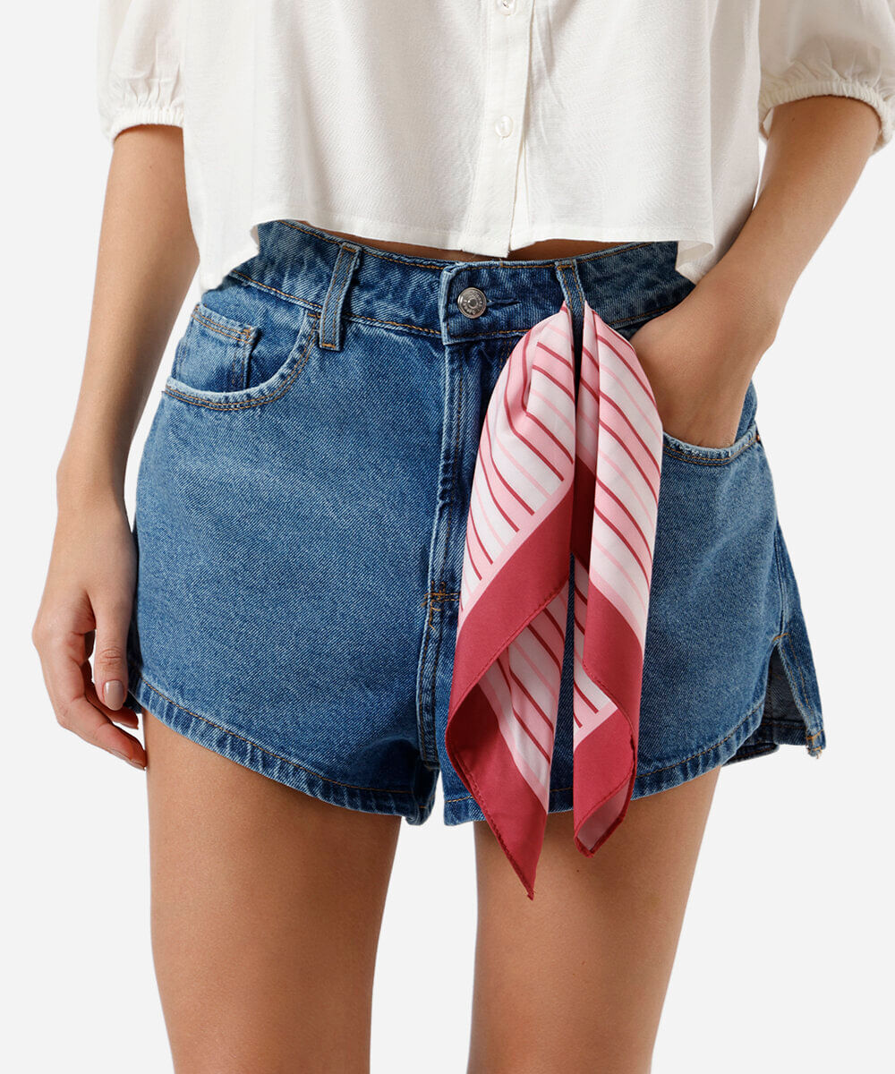 short feminino jeans cintura média com lenço azul