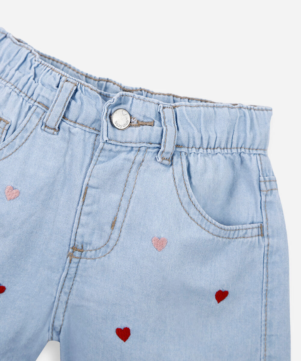 short jeans em algodão com bordados de corações azul