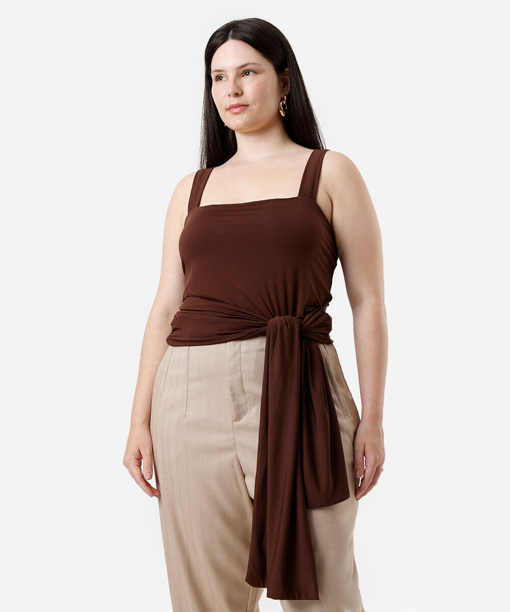blusa feminina decote quadrado com amarração plus size marrom