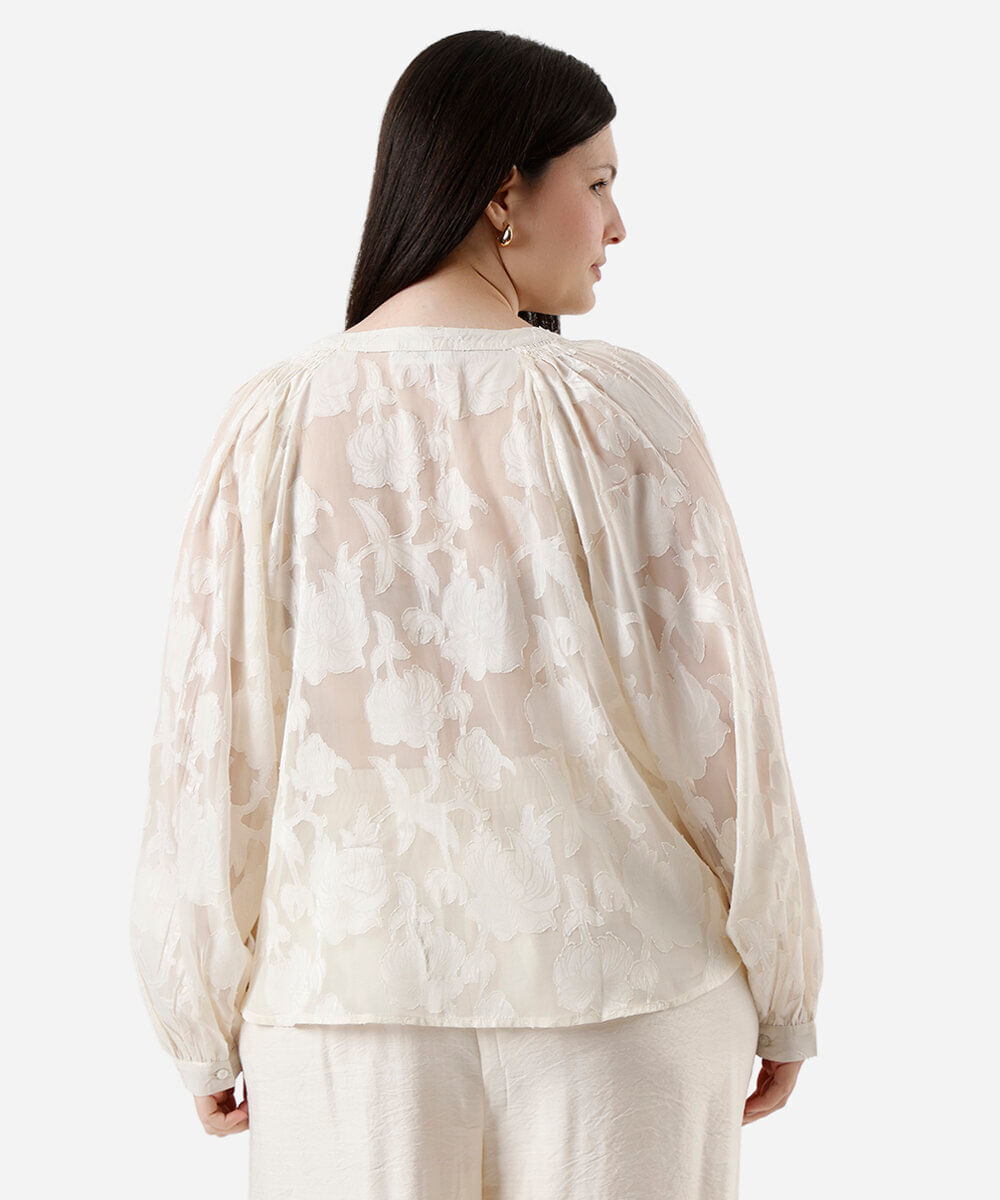 bata feminina em devorê manga longa floral plus size off white