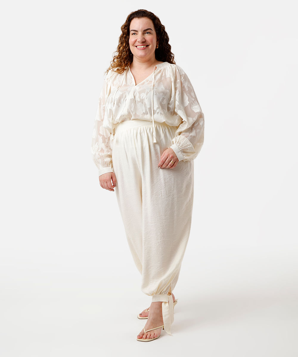 bata feminina em devorê manga longa floral plus size off white