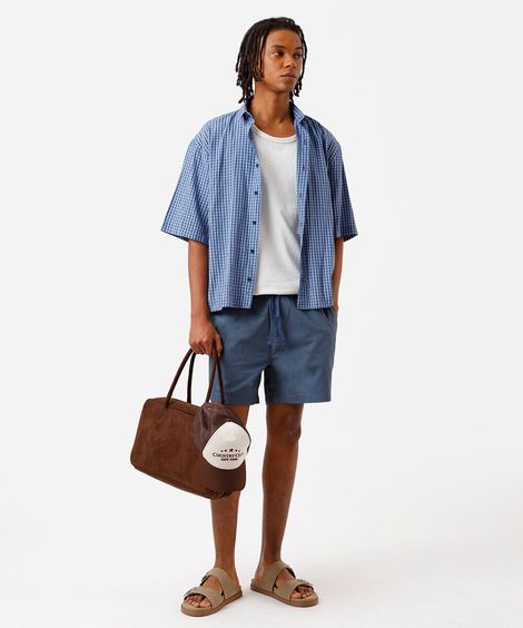 bermuda de sarja com bolsos e cordão azul